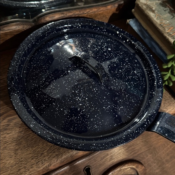VTG Enamelware/graniteware 6” skillet pan with lid - Picture 2 of 6
